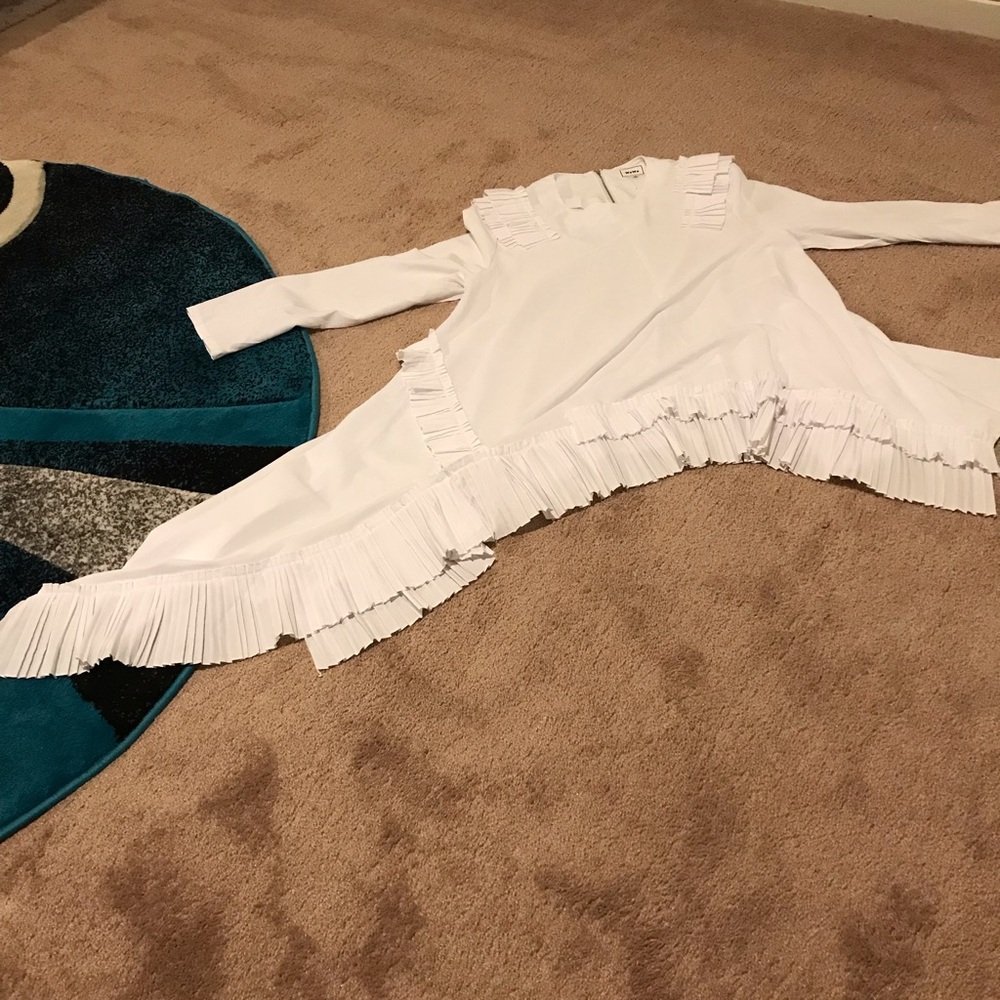 White Ruffled Long Sleeve Top, with back zipper. Brand new, missing tag - Picture 4 of 4